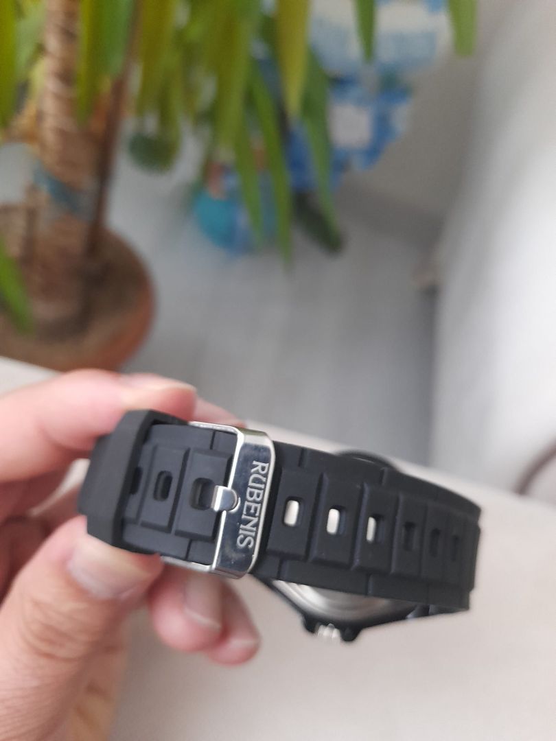 Kullanılmamış solar özellikli erkek kol saati.