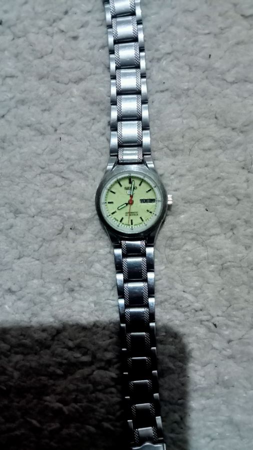 Seiko5 bayan kol saati otomatik full orjinal full  fosforlu çalışıyor duruyor bazen