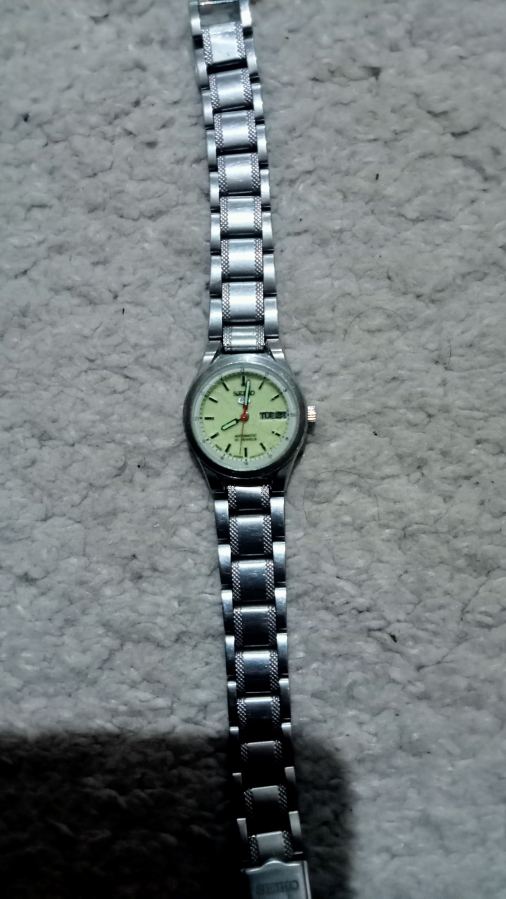 Seiko5 bayan kol saati otomatik full orjinal full  fosforlu çalışıyor duruyor bazen
