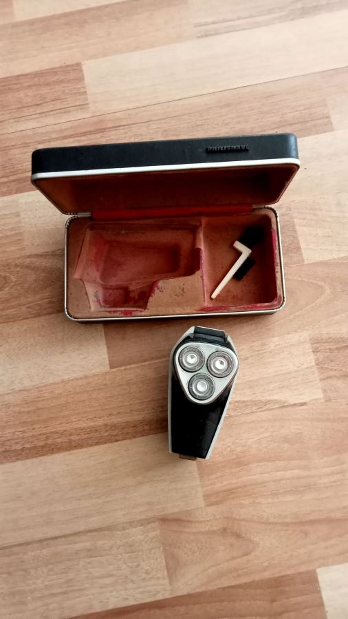 Philipshave orjinal tıraş Makinesi kablolu elektrikli çalışır durumdadır.
