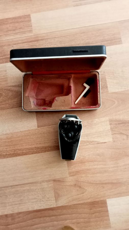 Philipshave orjinal tıraş Makinesi kablolu elektrikli çalışır durumdadır.