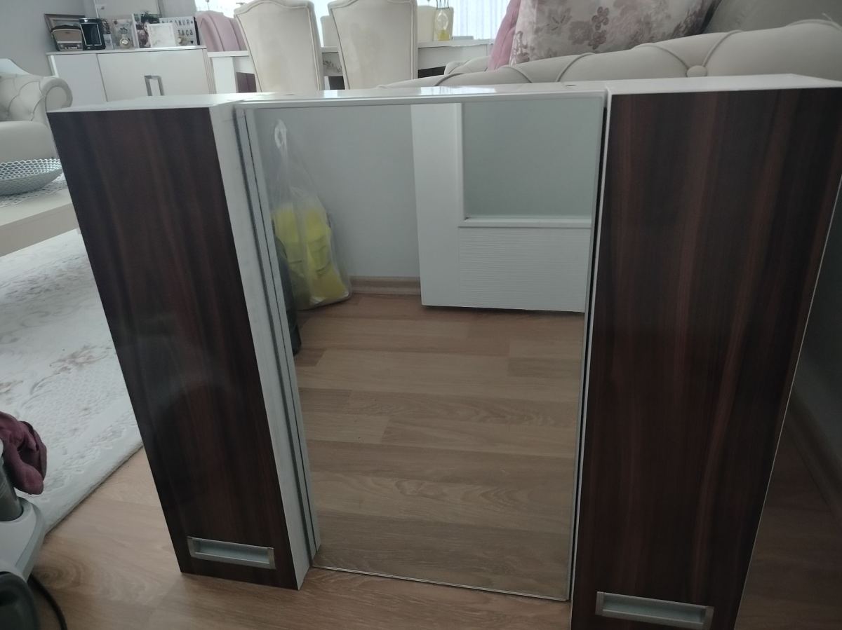 Lavabo Dolap ve Aynalı Üst Dolap Takımı İyi Durumda