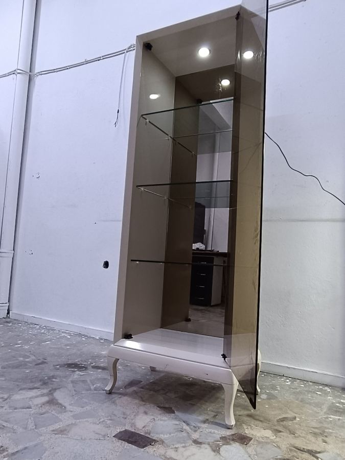 DOLAP ÖLÇÜLERİ RESİMLERİN ÜZERİNDE YAZIYOR