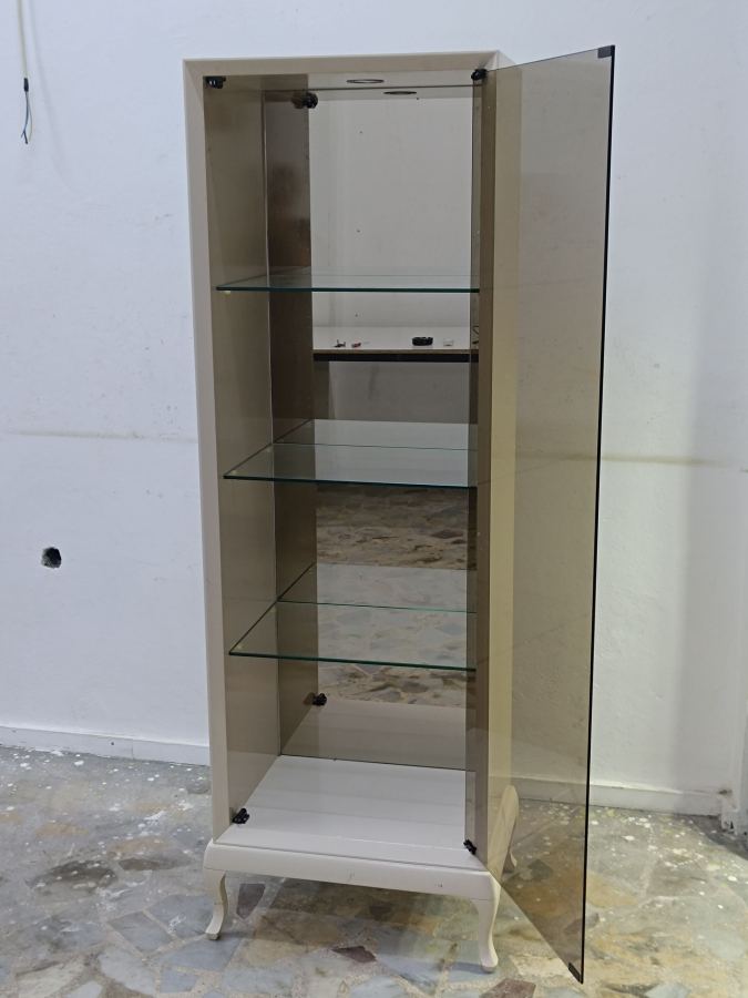 DOLAP ÖLÇÜLERİ RESİMLERİN ÜZERİNDE YAZIYOR