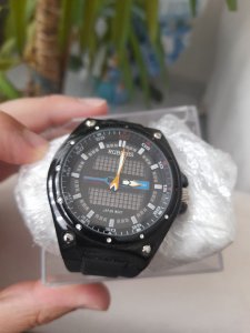 Kullanılmamış solar özellikli erkek kol saati.